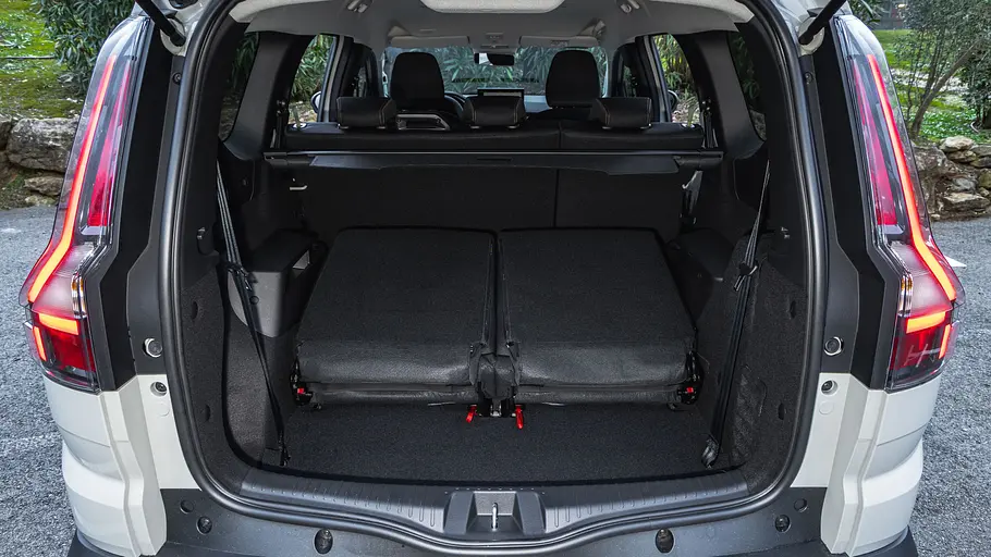 Die Innenaufnahme zeigt den Kofferraum des Dacia Jogger (2026).