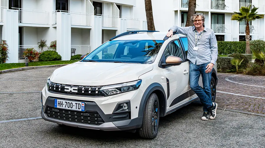Ein Redakteur steht vor dem Dacia Jogger (2026).