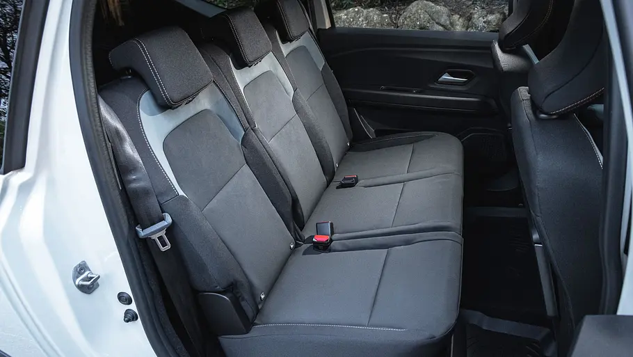 Die Innenaufnahme zeigt die zweite Sitzreihe des Dacia Jogger (2026).