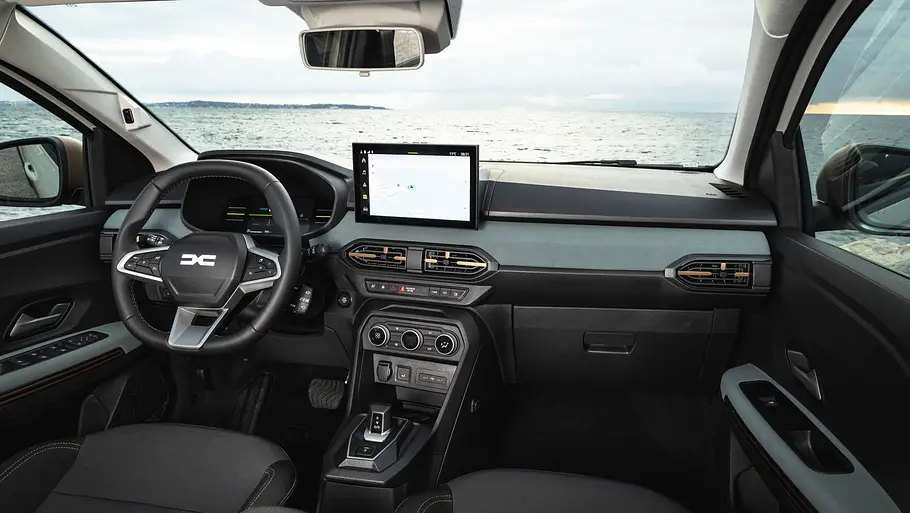 Die Innenaufnahme zeigt das Cockpit des Dacia Jogger (2026).