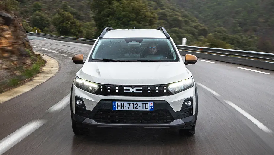 Die fahrdynamische Aufnahme zeigt den Dacia Jogger (2026) von frontal vorne.