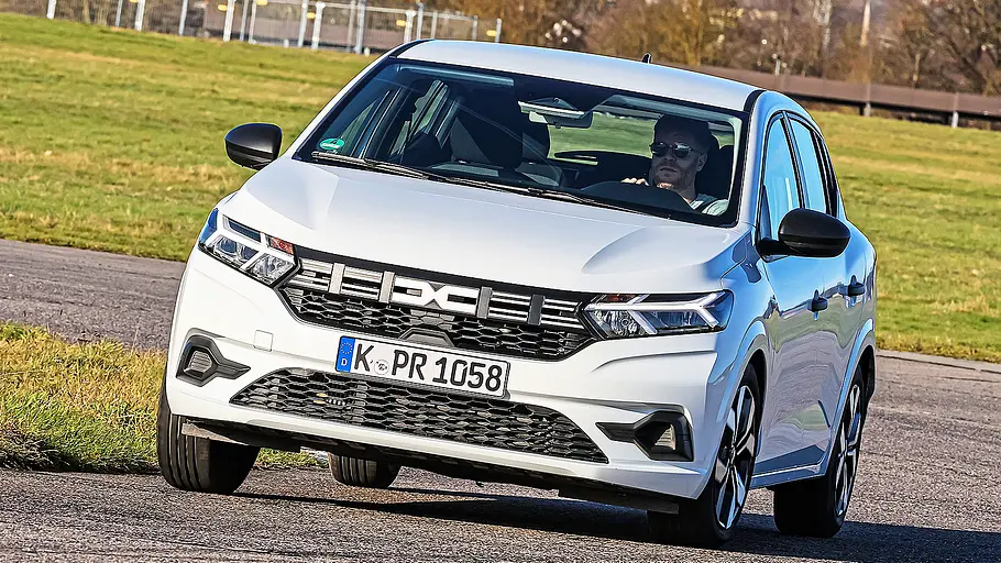 Blick von vorne auf den fahrenden Dacia Sandero.