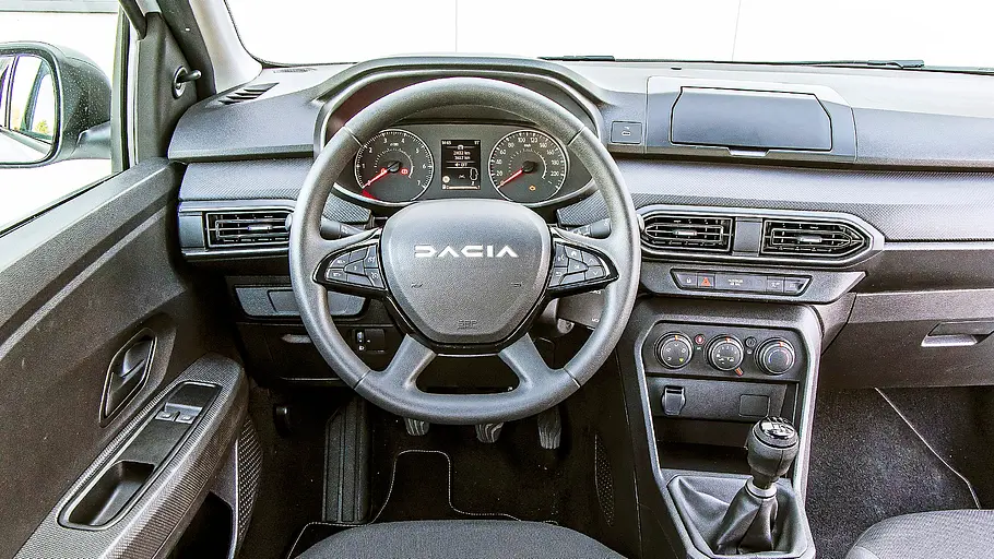 Blick auf die Armaturen im Innenraum des Dacia Sandero.