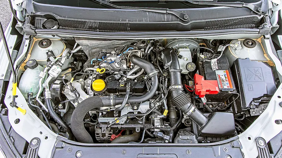 Blick in den Motorraum des Dacia Sandero.