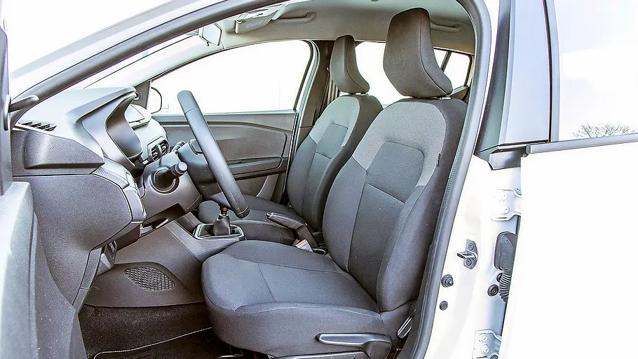 Blick auf die Vordersitze im Innenraum des Dacia Sandero.