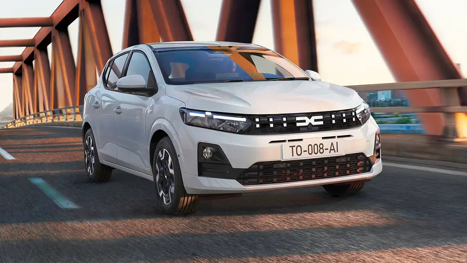 Dacia Sandero Leasing Der Dacia Sandero fahrend von schräg vorne rechts.