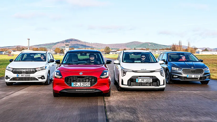 Blick von vorne auf die vier Kleinwagen Dacia Sandero, Suzuki Swift, Kia Picanto und Skoda Fabia, die in Formation nebeneinander her fahren.
