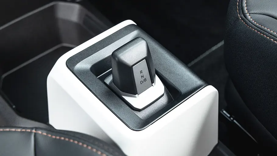 Dacia Spring (2026) Die Innenaufnahme zeigt den Wählhebel für die Fahrstufen im Dacia Spring (2026).