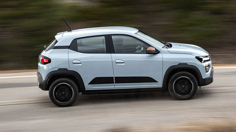 Dacia Spring (2026) Die fahrynamische Aufnahme zeigt den Dacia Spring (2026) von der Seite.