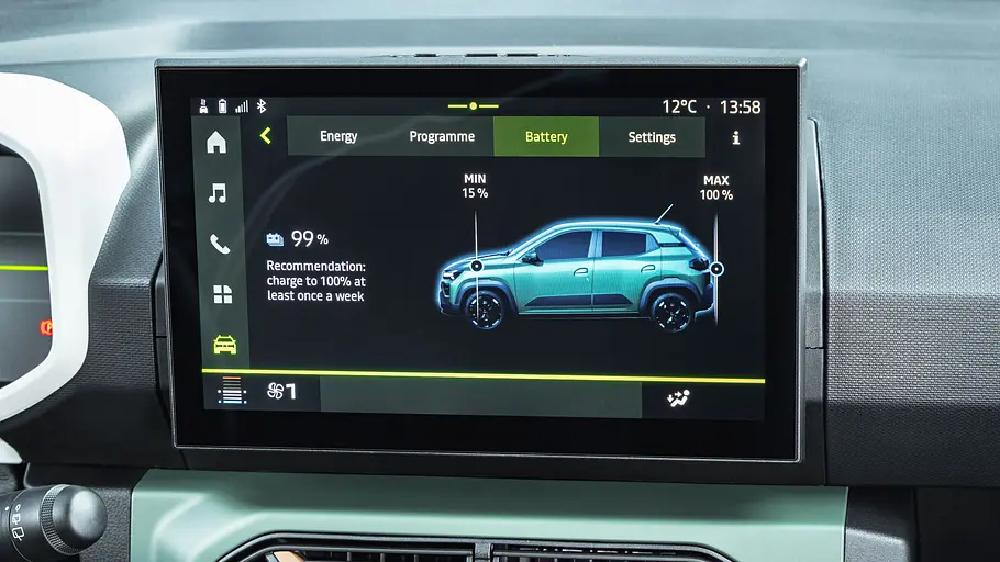 Dacia Spring (2026) Die Innenaufnahme zeigt den zentralen 10,1-Zoll-Touchscreen im Dacia Spring (2026).