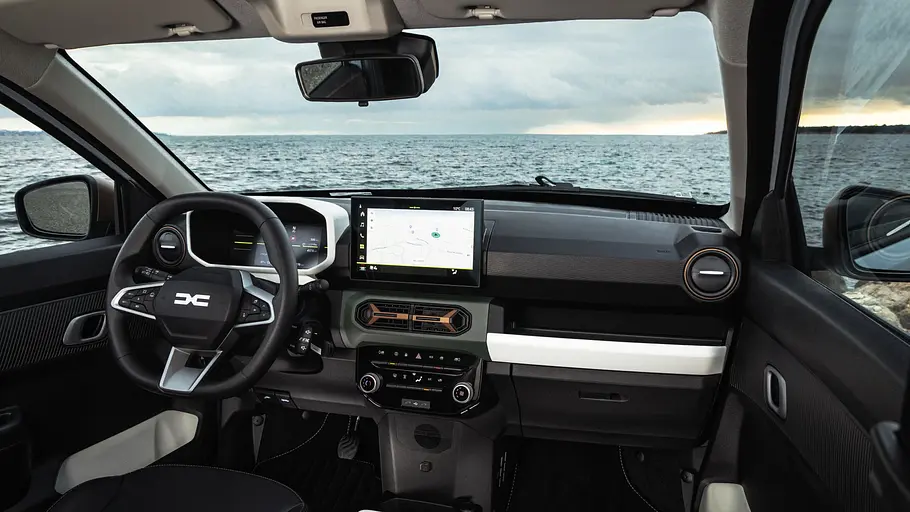 Dacia Spring (2026) Die Innenaufnahme zeigt das Cockpit des Dacia Spring (2026).