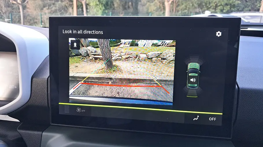 Dacia Spring (2026) Die Detailaufnahme zeigt das Bild der Rückfahrkmamera des Dacia Spring (2026).
