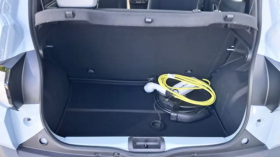Dacia Spring (2026) Die Auußenaufnahme zeigt den geöffneten Kofferraum des Dacia Spring (2026).