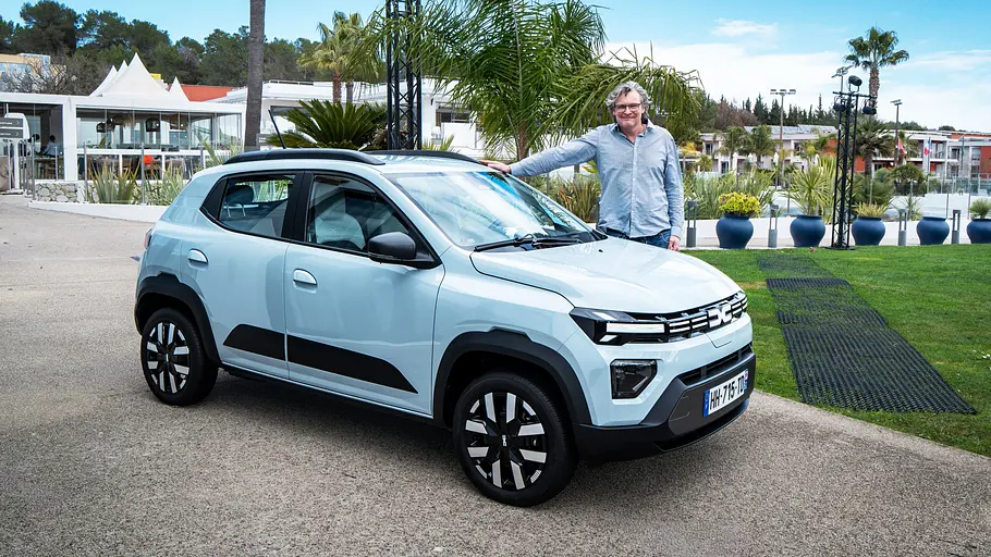Dacia Spring (2026) Ein Testredakteur steht am neuen Dacia Spring (2026).