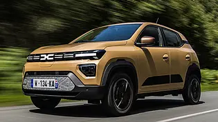 Dacia Spring Facelift (2024), fahrend, von vorne - Foto: Dacia Dacia Spring Facelift (2024), fahrend, von vorne - Foto: Dacia