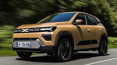 Dacia Spring Facelift (2024), fahrend, von vorne - Foto: Dacia