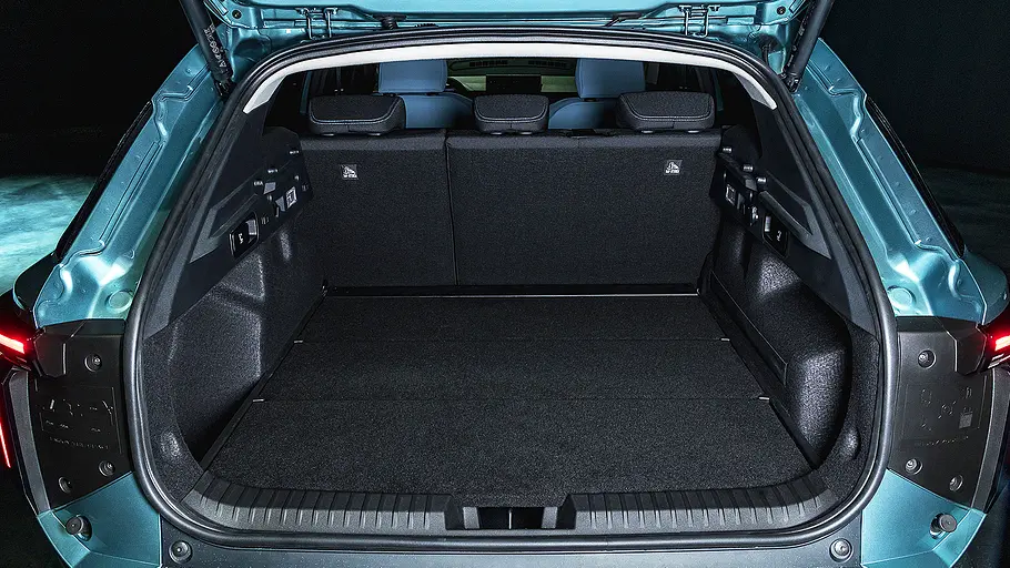 Blick in den Kofferraum des des Dacia Striker (2026).