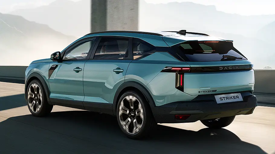 Blick von schräg hinten auf den fahrenden Dacia Striker (2026).