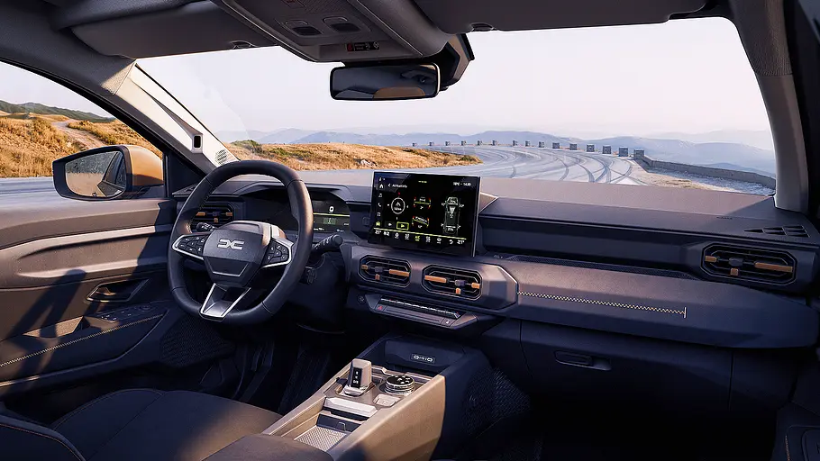 Blick auf die Armaturen im Innenraum des Dacia Striker (2026).