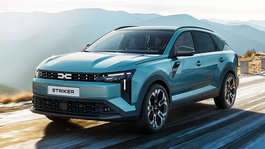 Blick von schräg vorne auf den fahrenden Dacia Striker (2026).