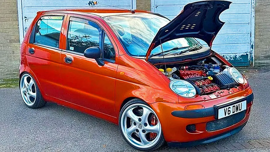 Daewoo Matiz mit V6 Der Daewoo Matiz mit V6 stehend von schräg vorne mit geöffneter Motorhaube.