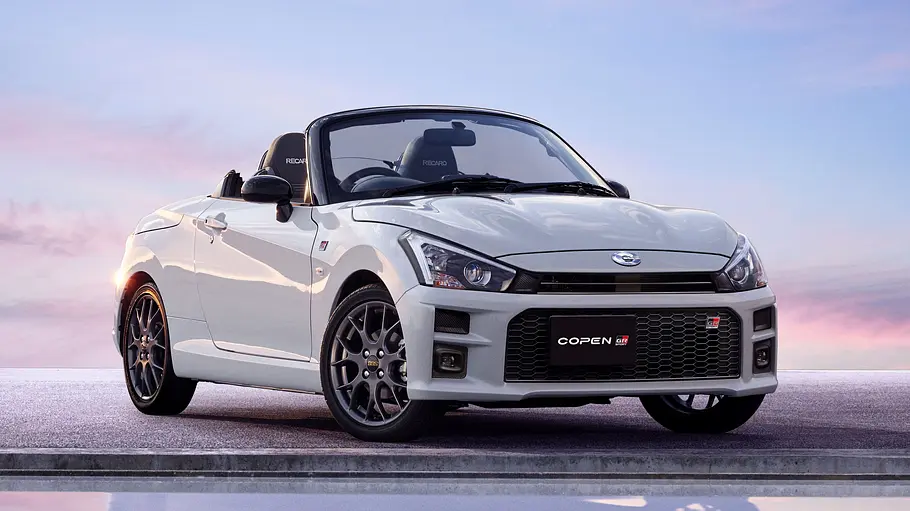 Der Toyota Copen GR Sport statisch von schräg vorne rechts.