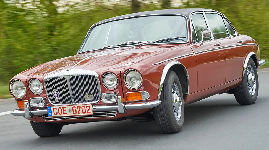 Daimler Double Six Vanden Plas fahrend von schräg vorne fotografiert. 