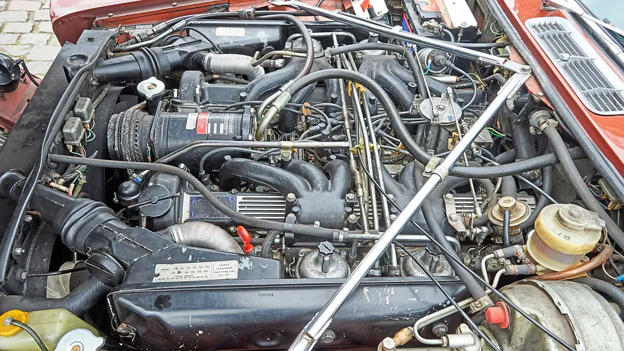 Der Motor des Daimler Double Six Vanden Plas. 