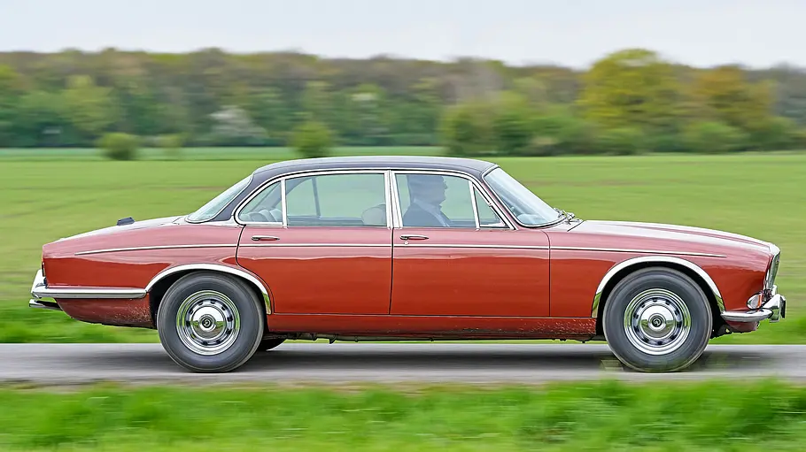 Daimler Double Six Vanden Plas fahrend von der Seite fotografiert. 