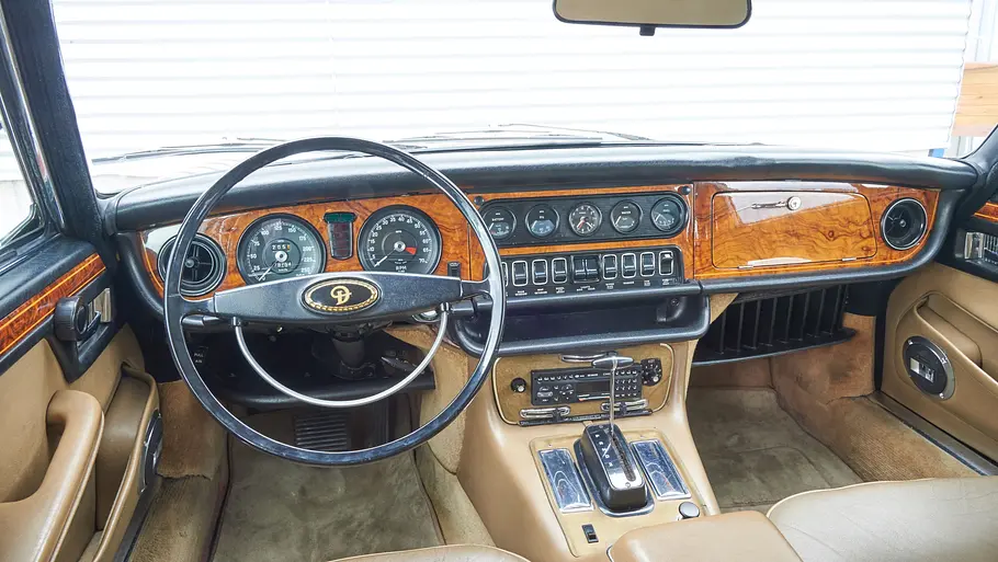 Das Cockpit des Daimler Double Six Vanden Plas. 