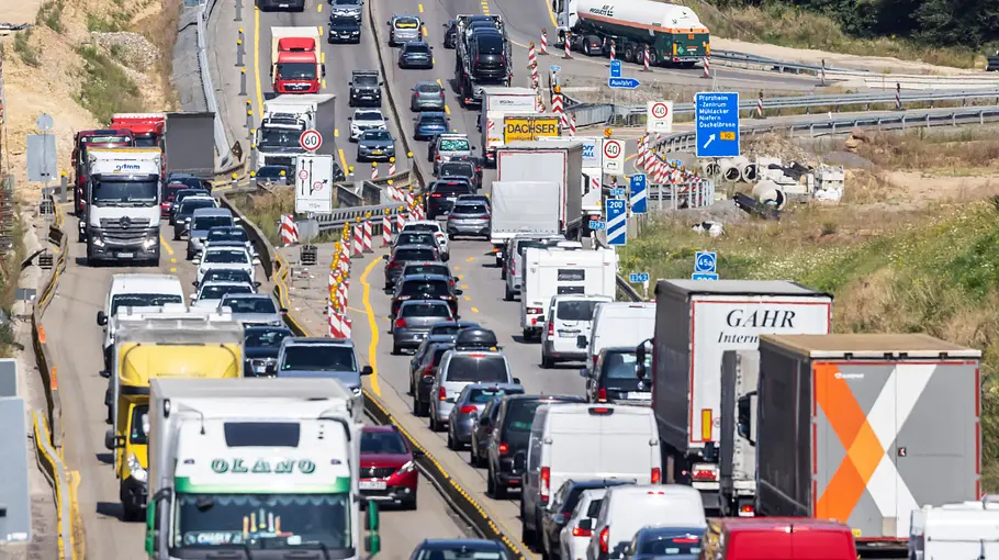 Dauerbaustelle auf der A8 zwischen Stuttgart und Karlsruhe Eine hoch frequentierte Autobahnbaustelle mit zwei Fahrstreifen in beide Richtungen.