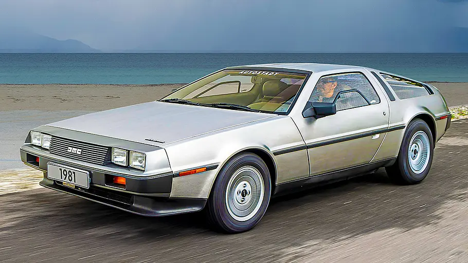 DeLorean DMC-12 Der DeLorean DMC-12 fahrend von vorne.