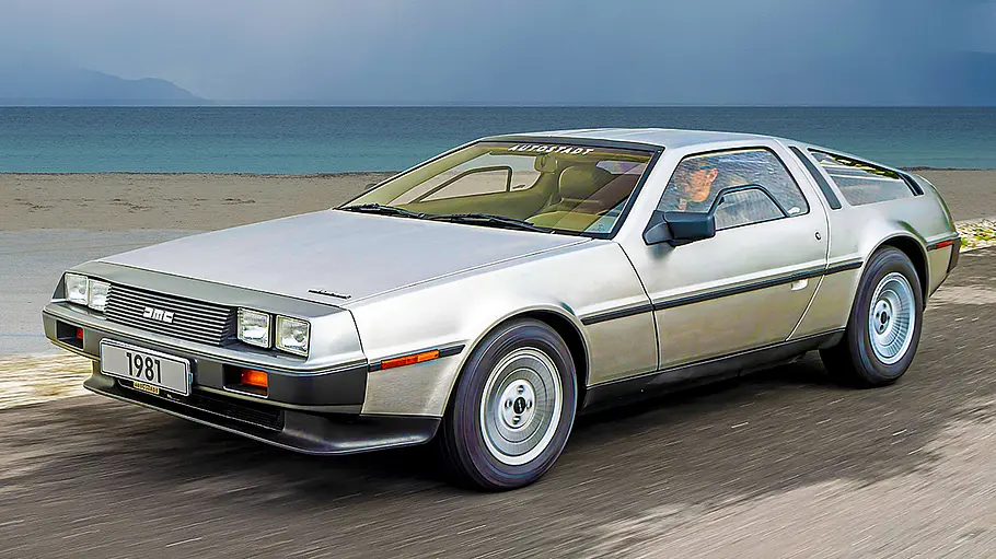 DeLorean DMC-12 Der DeLorean DMC-12 fahrend von vorne.