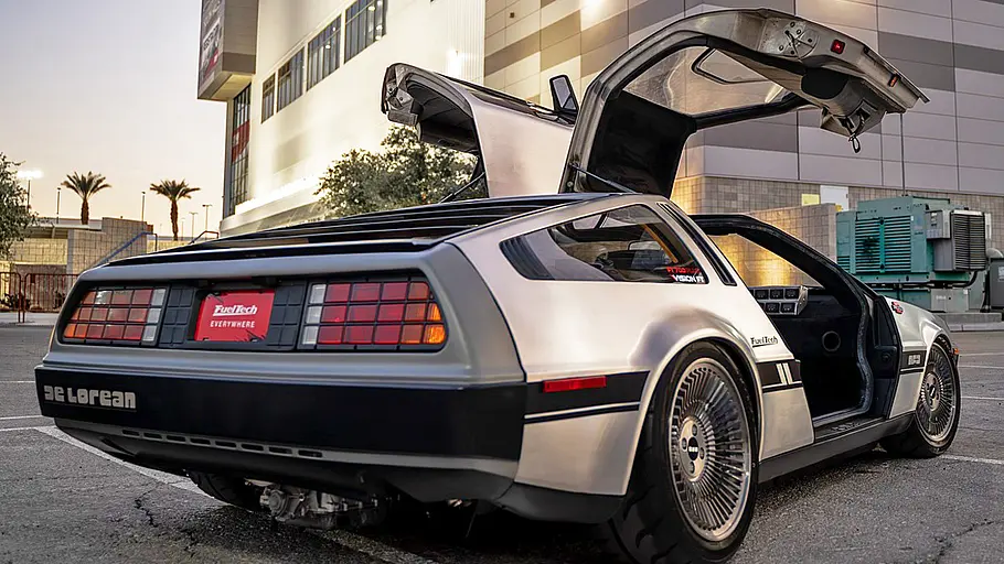 DeLorean DMC-12 mit Ferrari-V8 Der DeLorean DMC-12 mit Ferrari-V8 stehend von hinten.