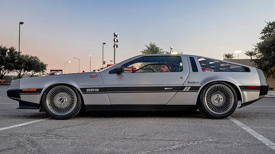 DeLorean DMC-12 mit Ferrari-V8 Der DeLorean DMC-12 mit Ferrari-V8 stehend seitlich.