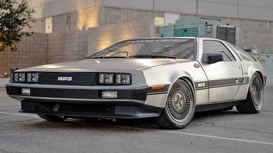 DeLorean DMC-12 mit Ferrari-V8 Der DeLorean DMC-12 mit Ferrari-V8 stehend von vorne.