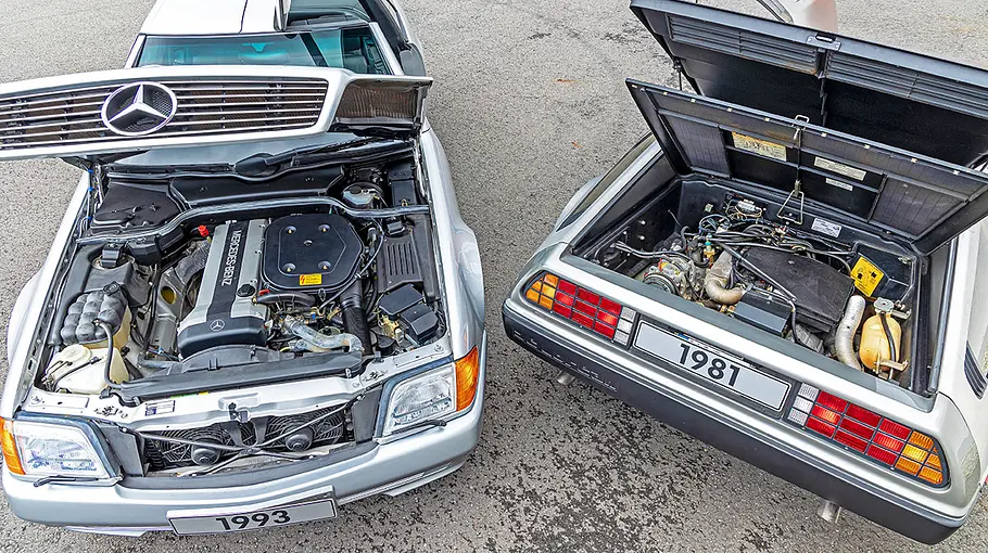 Mercedes SL/DeLorean DMC-12 Mercedes SL und DeLorean DMC-12 mit offenen Motorhauben.
