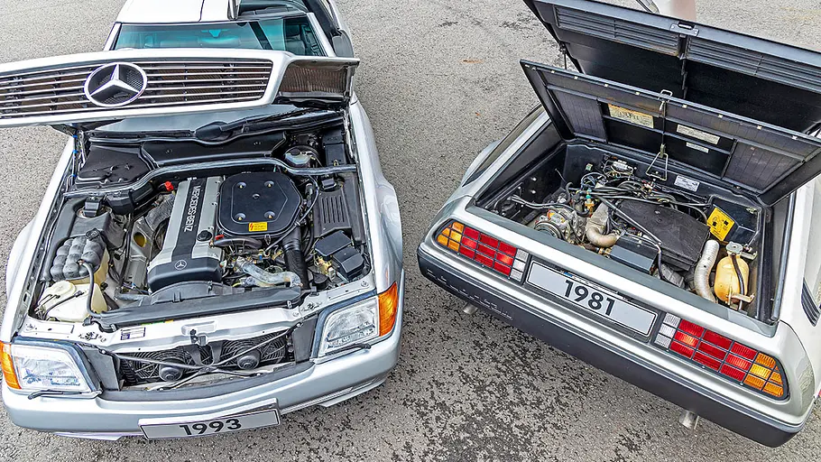 Mercedes SL/DeLorean DMC-12 Mercedes SL und DeLorean DMC-12 mit offenen Motorhauben.