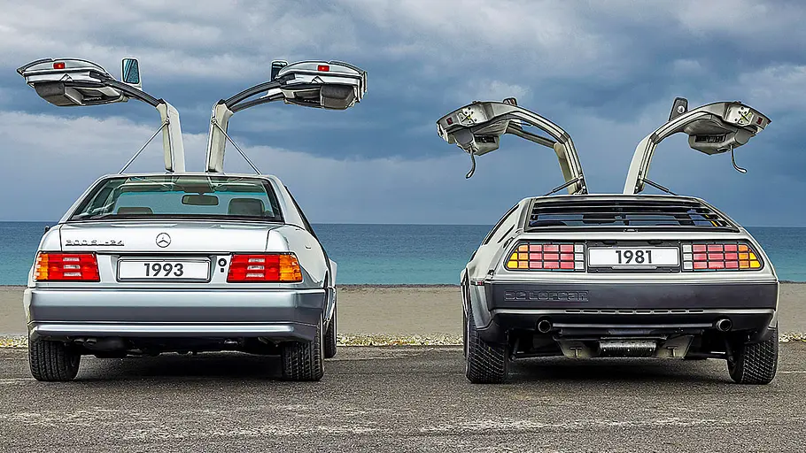 Mercedes SL/DeLorean DMC-12 Mercedes SL und DeLorean DMC-12 stehend von hinten.