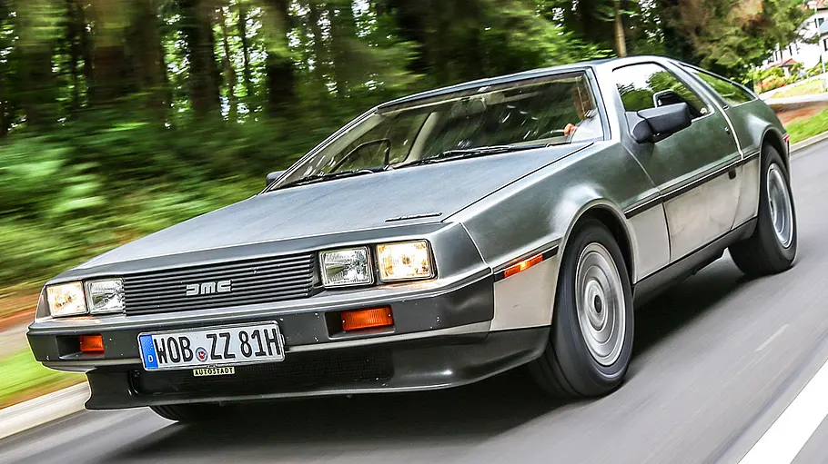 Der DeLorean DMC-12 fahrend von vorne.