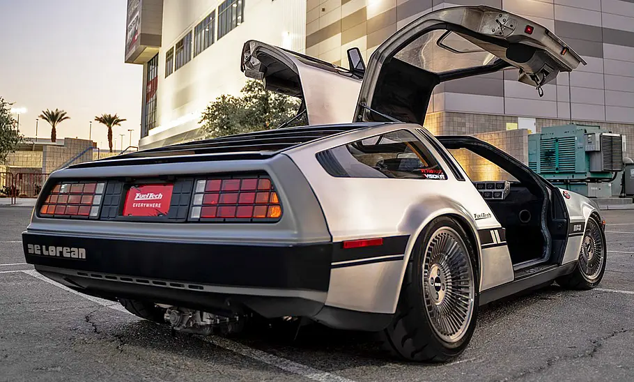 Der DeLorean DMC-12 mit Ferrari-V8 stehend von hinten.