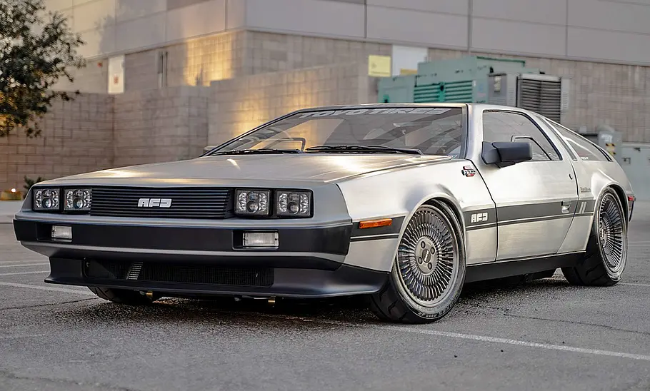 Der DeLorean DMC-12 mit Ferrari-V8 stehend von vorne.