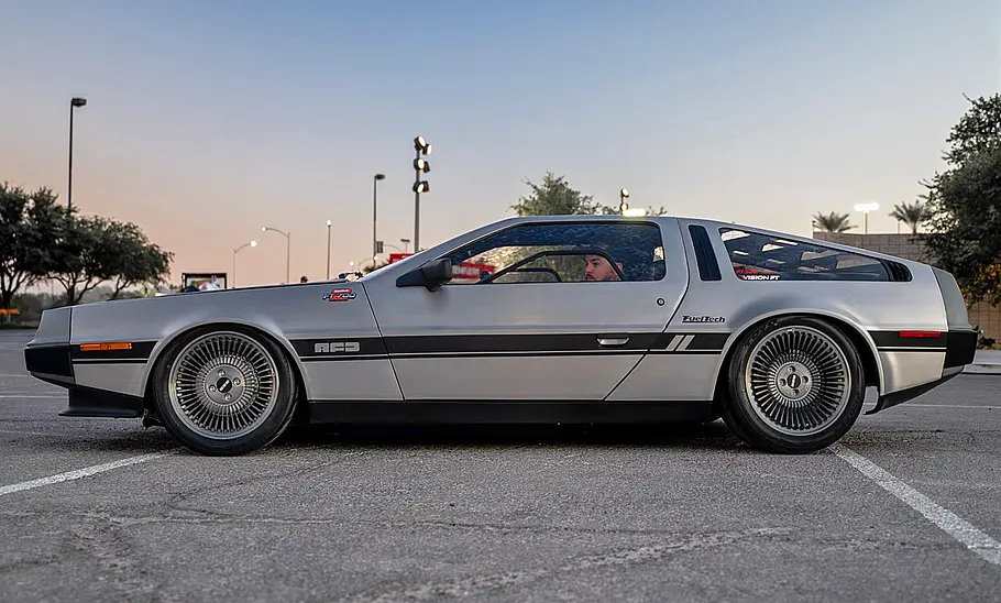 Der DeLorean DMC-12 mit Ferrari-V8 stehend seitlich.
