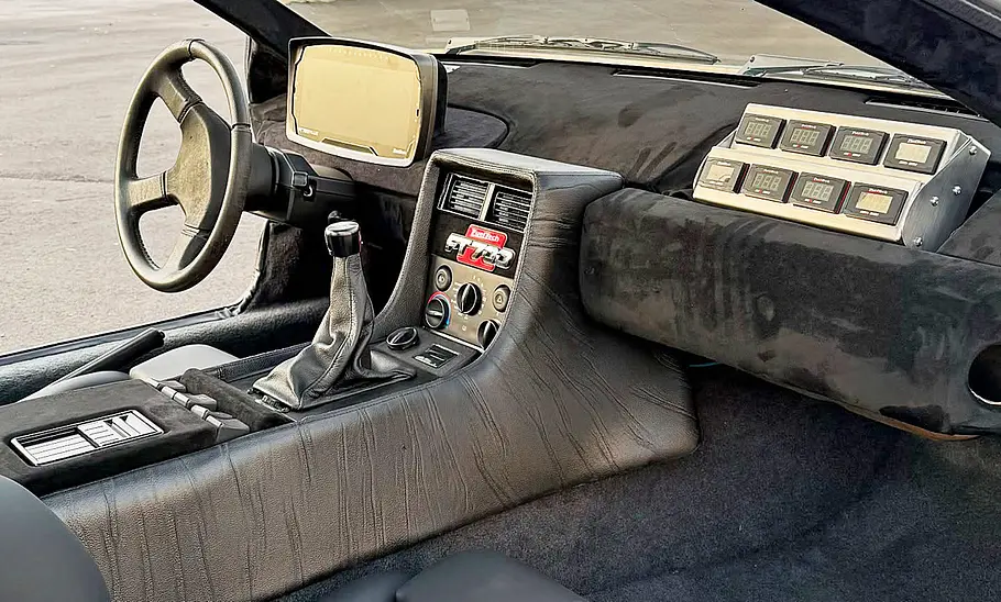 Das Cockpit des DeLorean DMC-12 mit Ferrari-V8.