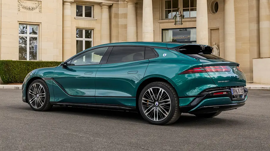 Denza Z9 GT Der Denza Z9 GT statisch von schräg hinten links vor einem herrschaftlichen Gebäude.