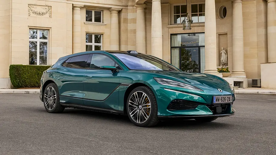 Denza Z9 GT Der Denza Z9 GT statisch von schräg vorne rechts vor einem herrschaftlichen Gebäude.