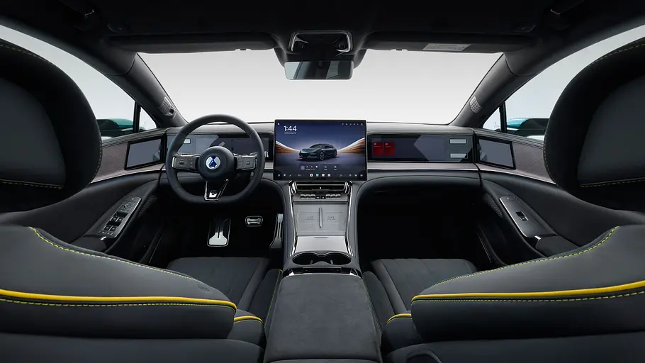 Denza Z9 GT Das Cockpit des Denza Z9 GT mit Blick von der Rückbank.