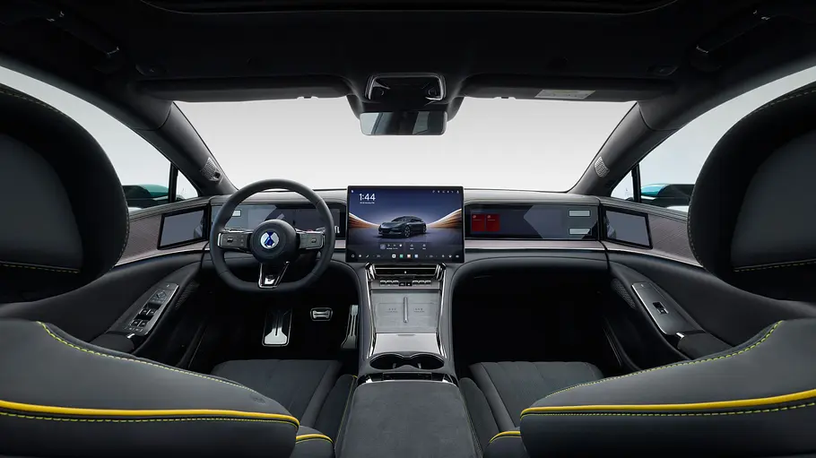 Denza Z9 GT Das Cockpit des Denza Z9 GT mit Blick von der Rückbank.