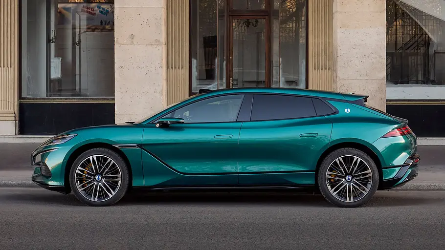 Denza Z9 GT Der Denza Z9 GT im Profil von links vor einem herrschaftlichen Gebäude.