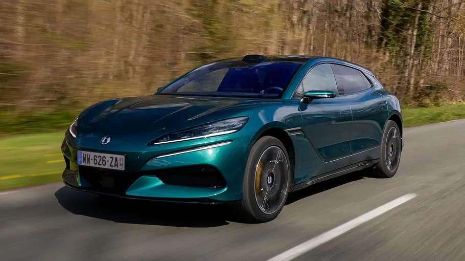 Denza Z9 GT Der Denza Z9 GT fahrend von schräg vorne links auf einer Landstraße.